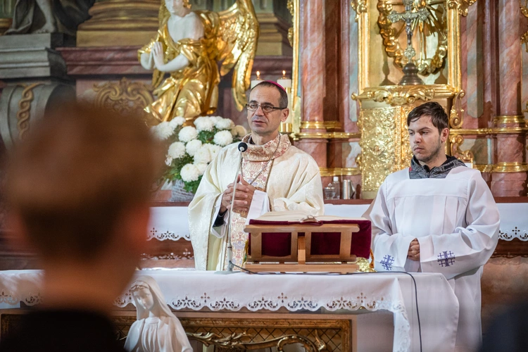 Jak biskup z ministrantami piłkę kopie