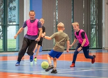 Jak biskup z ministrantami piłkę kopie