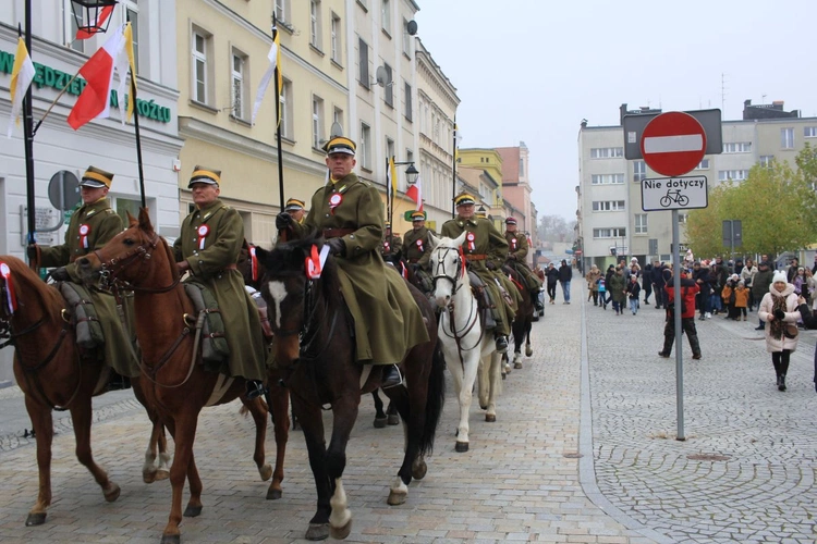 Defilada i prezentacja Kawalerzystów Ochotniczego Szwadronu 3. Pułku Ułanów Śląskich w Kędzierzynie-Koźlu