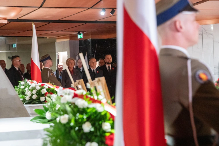 Wieńce w Mauzoleum Prezydentów RP na Uchodźstwie