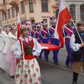 Radosna Parada Niepodległości przeszła przez Wrocław po raz 21.