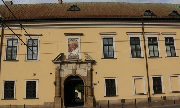 Kraków: Zmarł 47-latek, który podpalił się przed kurią