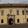 Kraków: Zmarł 47-latek, który podpalił się przed kurią