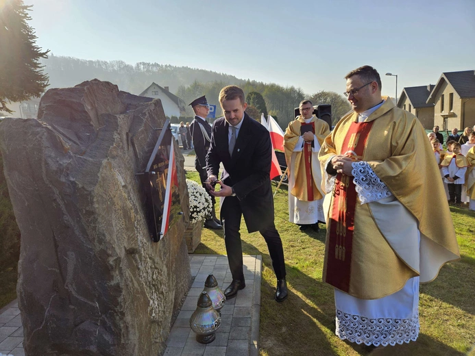 Poświęcenie obelisku i tablicy w Gródku nad Dunajcem
