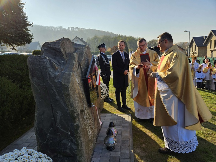 Poświęcenie obelisku i tablicy w Gródku nad Dunajcem