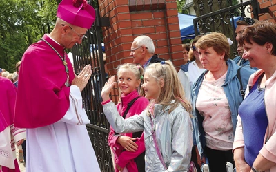 Abp Adrian Galbas wśród pielgrzymów w Piekarach Śląskich.