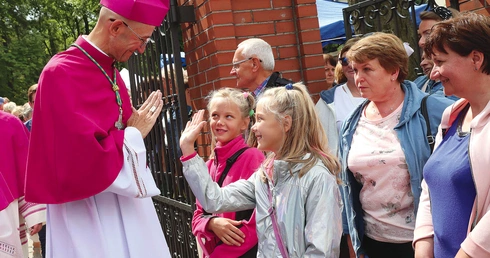 Abp Adrian Galbas wśród pielgrzymów w Piekarach Śląskich.