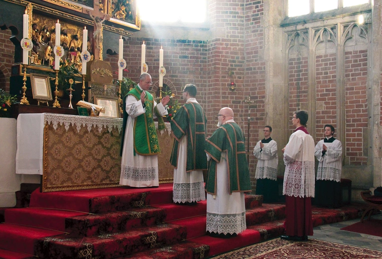 Wierni Kościołowi. 25 lat Duszpasterstwa Wiernych Tradycji Łacińskiej we Wrocławiu 