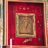 Napis umieszczony pod wizerunkiem brzmi: „Effigies B.M.V. Rokitnensis Miraculis clara” (Obraz NMP Rokitniańskiej łaskami słynący).