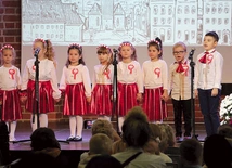 Na scenie królowały oczywiście barwy biało-czerwone. 