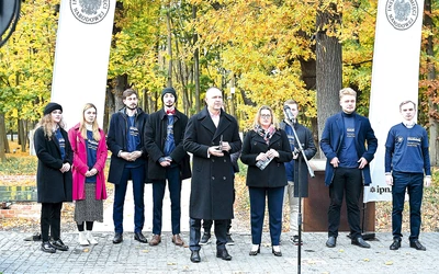 Przedstawiciele instytutu i wolontariusze projektu na konferencji prasowej.