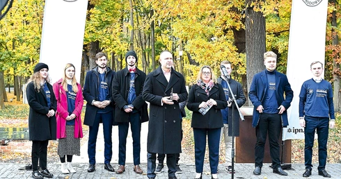 Przedstawiciele instytutu i wolontariusze projektu na konferencji prasowej.