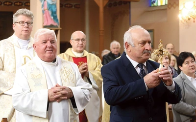 Uroczyste wprowadzenie relikwii patronki.