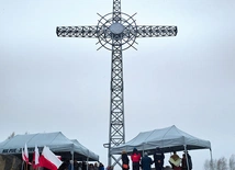 Krzyż 7 czerwca 2022 r. poświęcił abp Marek Jędraszewski. W tym miejscu warto wspominać tych, których z nami już nie ma.