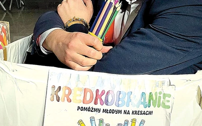 Tomasz Konturek przekonuje, że choć kredki i inne przybory szkolne to bardzo prozaiczne rzeczy, to mogą zmienić szarą rzeczywistość.