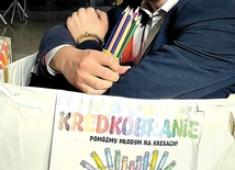 Tomasz Konturek przekonuje, że choć kredki i inne przybory szkolne to bardzo prozaiczne rzeczy, to mogą zmienić szarą rzeczywistość.
