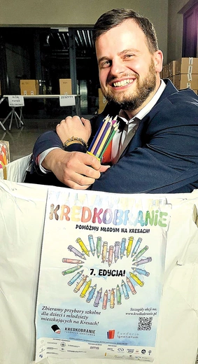 Tomasz Konturek przekonuje, że choć kredki i inne przybory szkolne to bardzo prozaiczne rzeczy, to mogą zmienić szarą rzeczywistość.