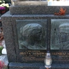 Szpary między płytami i odgięta tablica prof. Eugeniusza Machaya.