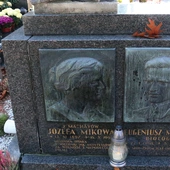 Szpary między płytami i odgięta tablica prof. Eugeniusza Machaya.