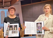 Joanna Utzig (z prawej) oraz Irena Kontny prezentują owoc prac z lat 2018–2024.