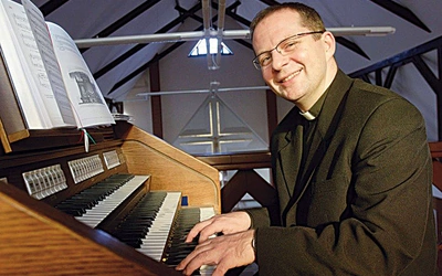Ks. dr Wiesław Hudek jest muzykologiem, liturgistą, autorem licznych publikacji. Ostatnia z nich nosi tytuł „Most nad rzeką czasu”.