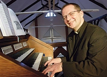 Ks. dr Wiesław Hudek jest muzykologiem, liturgistą, autorem licznych publikacji. Ostatnia z nich nosi tytuł „Most nad rzeką czasu”.