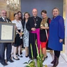 Tak zaszczytne wyróżnienie jest podziękowaniem i zachętą, by nie ustawać w podejmowanej pracy.