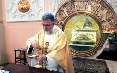 Relikwie bł. Anieli znajdują się także w krakowskim kościele franciszkanów. Na zdjęciu o. Andrzej Derdziuk OFMCap.