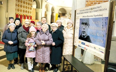 	Członkinie Rycerstwa Niepokalanej z opiekunem ks. Michałem Szelągiem.