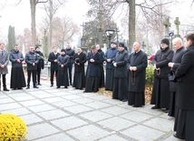 	Przy kaplicy, gdzie znajdują się groby biskupów Edwarda Materskiego, Stefana Siczka i Adama Odzimka, wspólnota odmówiła Koronkę do Bożego Miłosierdzia.