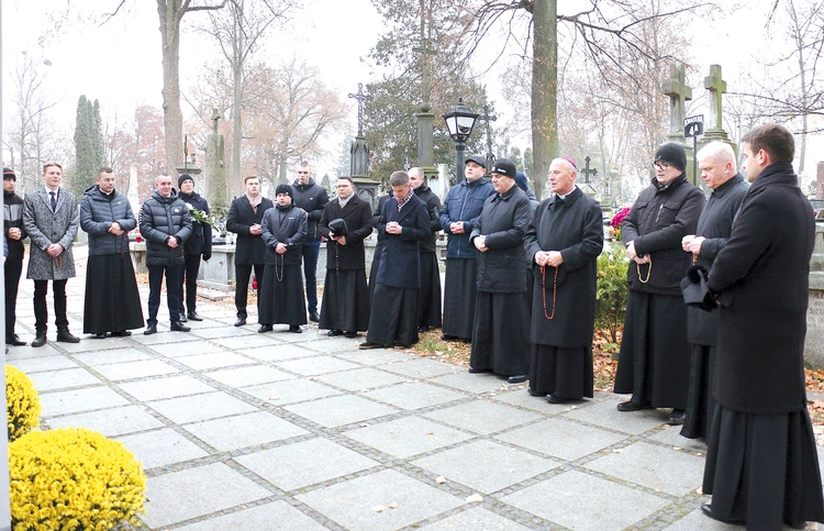 	Przy kaplicy, gdzie znajdują się groby biskupów Edwarda Materskiego, Stefana Siczka i Adama Odzimka, wspólnota odmówiła Koronkę do Bożego Miłosierdzia.