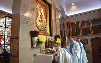 	Modlitwa w sanktuarium w Skarżysku-Kamiennej.