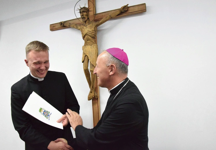 	Bp Marek Solarczyk wręczył dekrety kapłanom obejmującym nowe funkcje.