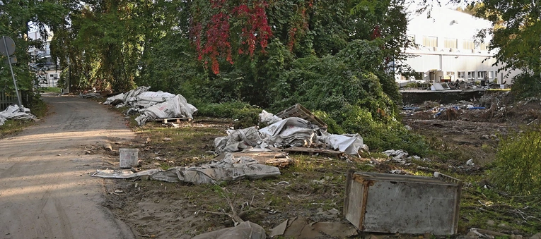 	Widok od strony rzeki ponad tydzień  po powodzi.