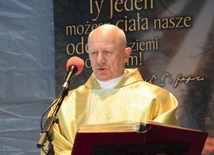 	Ks. Sławomir Płusa  w czasie liturgii.