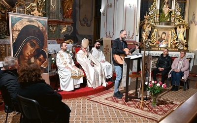 Czytania i komentarze w czasie nabożeństwa były przeplatane śpiewem psalmów  i pieśni przy akompaniamencie gitary.