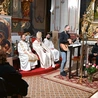 Czytania i komentarze w czasie nabożeństwa były przeplatane śpiewem psalmów  i pieśni przy akompaniamencie gitary.