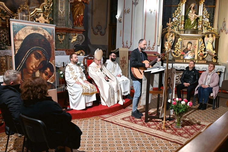 Czytania i komentarze w czasie nabożeństwa były przeplatane śpiewem psalmów  i pieśni przy akompaniamencie gitary.