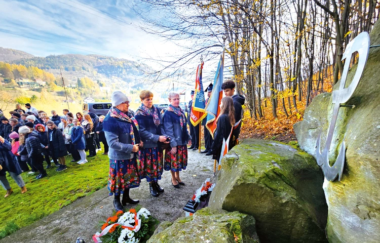 Kwiaty pod pomnikiem składają panie ze Stowarzyszenia Młodów-Głębokie.