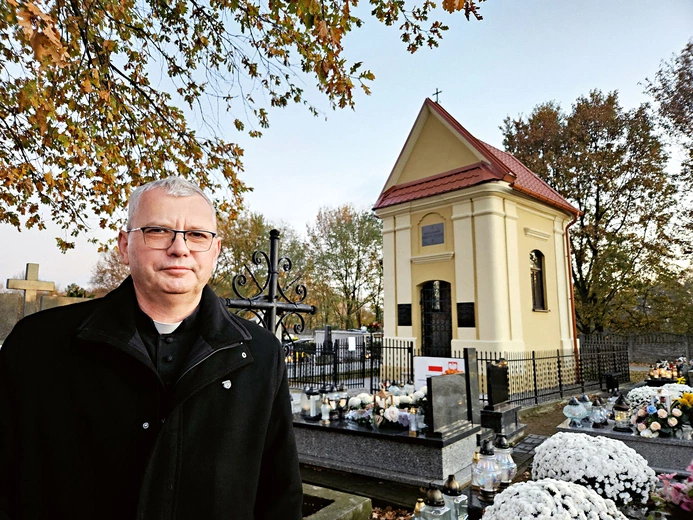 – To kwestia pamięci i patriotyzmu – mówi ks. Bogusław Czech. W tle kaplica Reyów i Jabłonowskich.