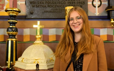 Natalia przy chrzcielnicy w chorzelowskiej świątyni.  Tutaj zaczęło się jej życie wiary.