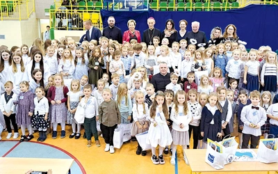 Uczestnicy anielskich zmagań z organizatorami, jurorami i gospodarzami.