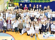 Uczestnicy anielskich zmagań z organizatorami, jurorami i gospodarzami.