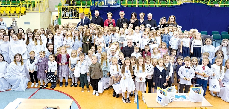 Uczestnicy anielskich zmagań z organizatorami, jurorami i gospodarzami.