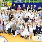Uczestnicy anielskich zmagań z organizatorami, jurorami i gospodarzami.