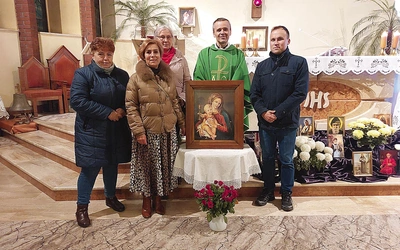 	Wizerunek przebywa u rodziny przez jeden dzień, a następnie „wędruje” do kolejnych parafian.