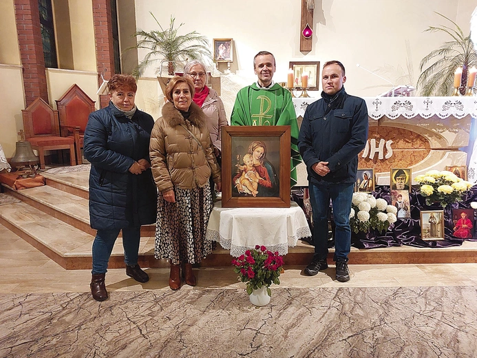 	Wizerunek przebywa u rodziny przez jeden dzień, a następnie „wędruje” do kolejnych parafian.