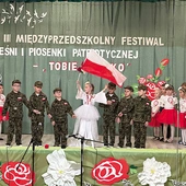 	Na scenie dzieci z Katolickiego Przedszkola w Tarnobrzegu.