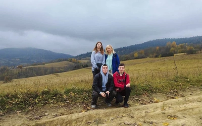 	Młodzież wraz z wicedyrektor szkoły Anną Słoczyńską.