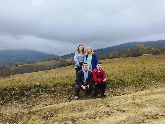 	Młodzież wraz z wicedyrektor szkoły Anną Słoczyńską.